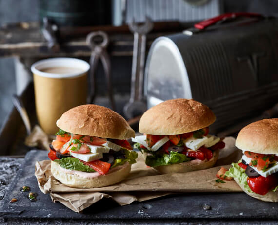 Brötchen mit Paprika und Feta