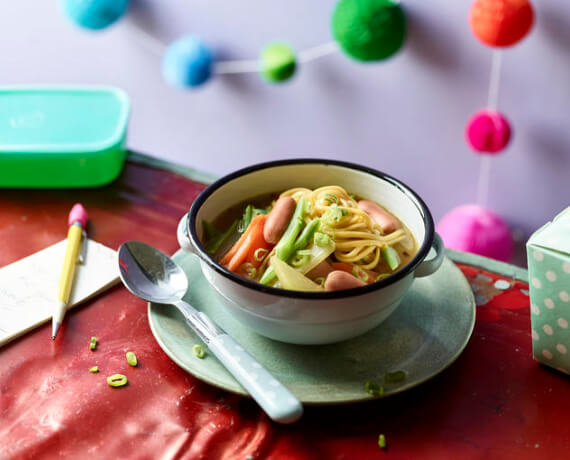 Gemüsesuppe mit Nudeln und Würstchen