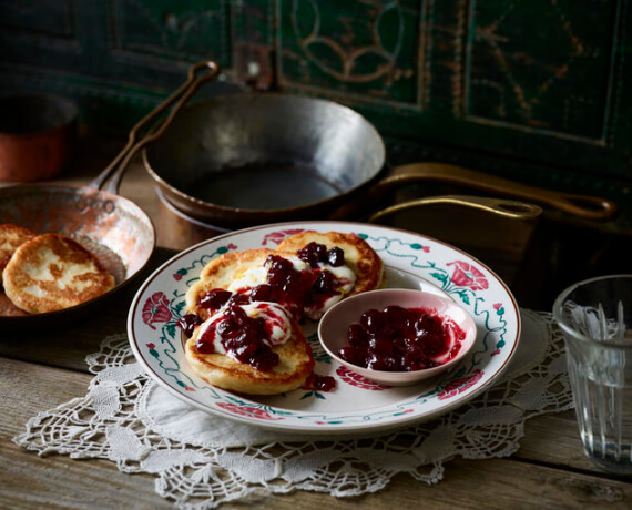 Syrniki mit Schmand und Preiselbeeren