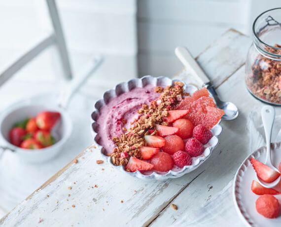 Fruchtige Frühstücks-Bowl mit Cranberry-Joghurt