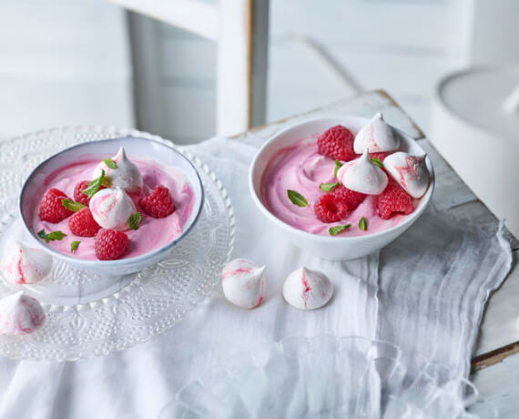 Himbeer-Sahne-Joghurt mit rosa Baiser-Tupfen