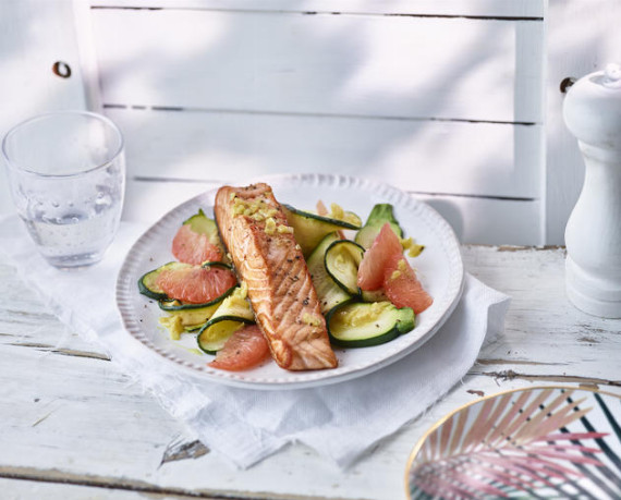 Gebratener Lachs mit Salat aus Zucchini und Grapefruit