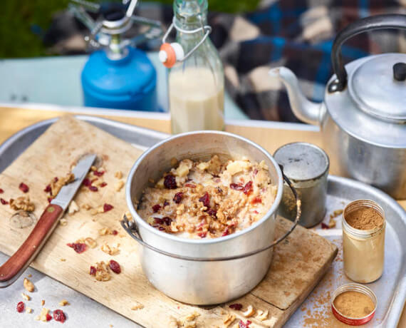 Apfel-Porridge mit Walnüssen und Cranberries