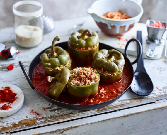 Gefüllte Paprika mit Hackfleisch-Reis-Füllung auf Tomatensoße