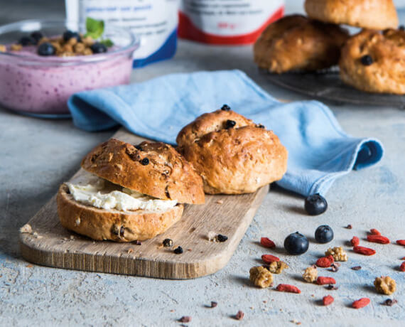 Frühstücksbrötchen mit getrockneten Früchten