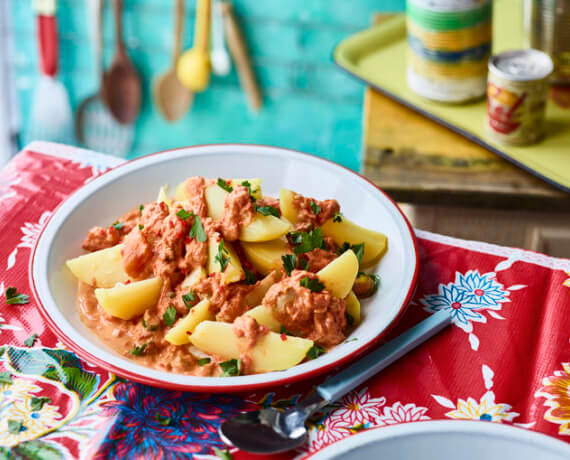 Papas chorreadas – Kartoffeln in scharfer Tomatensoße