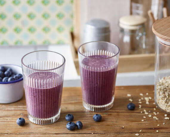 Heidelbeer-Vanille-Shake mit Haferflocken