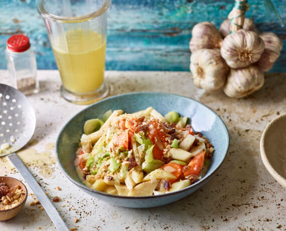 Buntes Gemüse-Ragout in Kokossoße mit Rosinen-Mandel-Topping