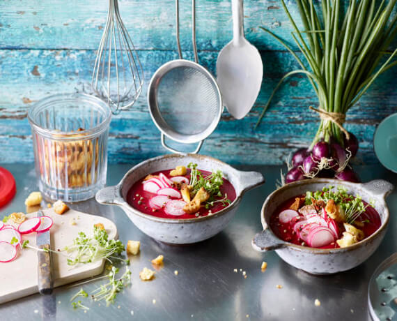 Rote-Bete-Suppe mit Radieschen, Croutons und Kresse