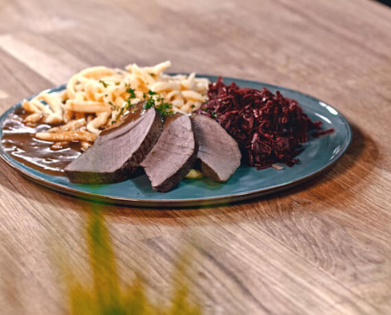 Hirschbraten aus der Keule an Preiselbeersauce mit Spätzle und Rotkohl