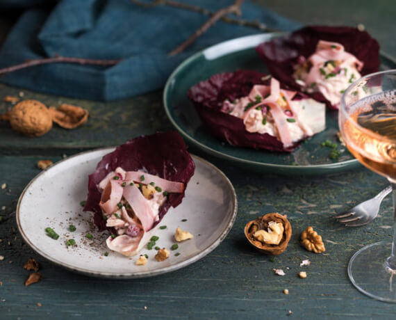 Radicchioschiffchen mit Krustenbraten