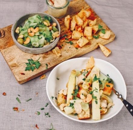 Lauwarmer Spargel-Trauben-Salat mit weißer Bohnencreme und Croûtons