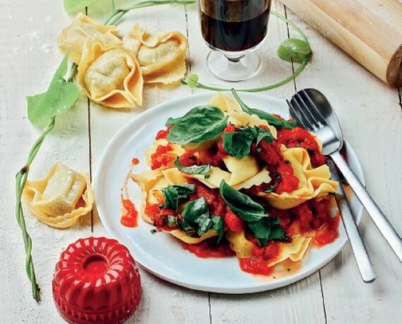 Tortelloni Caprese mit Tomatensugo und frischem Basilikum