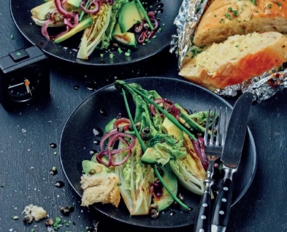 Gebackenes Käseciabatta mit karamellisierten Zwiebeln und gebratenem Salat