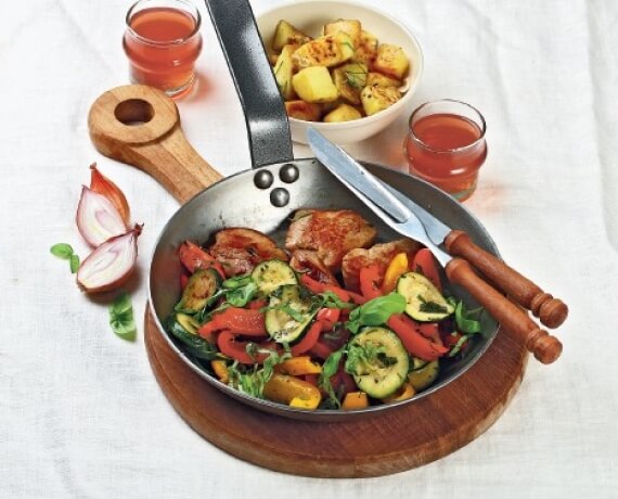 Schweinefiletmedaillons mit krossen Kartoffelecken und mediterranem Gemüse