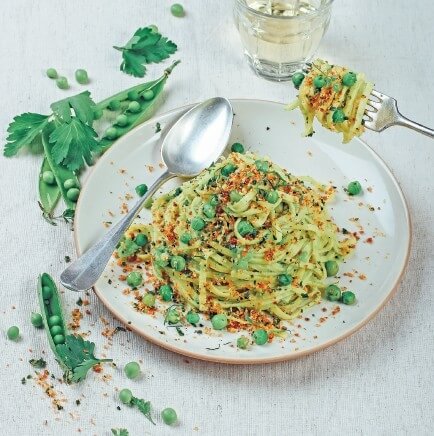 Tagliatelle mit cremiger Erbsen-Avocado-Sauce und Petersiliencrunch