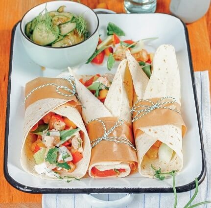 Fruchtiger Hähnchenwrap mit Gurkensalat