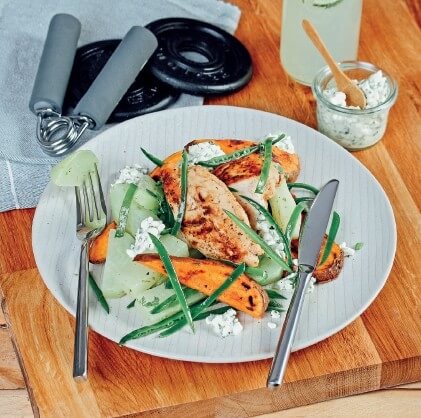 Pikante Hähnchenbrust mit mariniertem Kohlrabi, gebratenen Süßkartoffelscheiben und Korianderdip