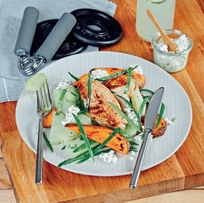 Pikante Hähnchenbrust mit mariniertem Kohlrabi, gebratenen Süßkartoffelscheiben und Korianderdip