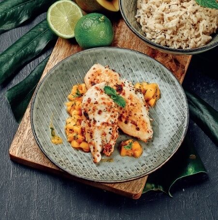 Brasilianisch gebratenes Hähnchen mit marinierter Mango und Kokos-Reis