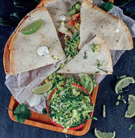 Avocado-Quesadilla mit Bohnenmus und Salat in Limetten-Sauerrahm-Dressing