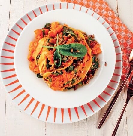 Pappardelle in Tomaten-Sahne-Sauce mit Spinat und Knuspertopping