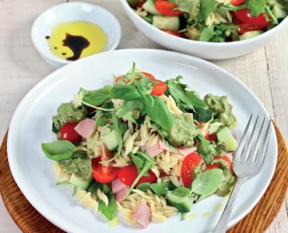 Kritharakisalat mit Kochschinken und selbstgemachtem Pesto