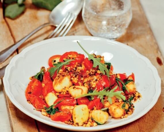 Cashew-Gnocchi mit Tomaten und Rucola