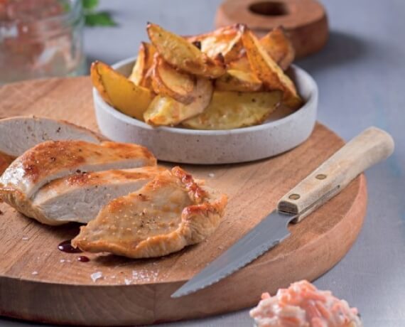 Putensteaks mit Kartoffelwedges und Karotten-Apfel-Quark