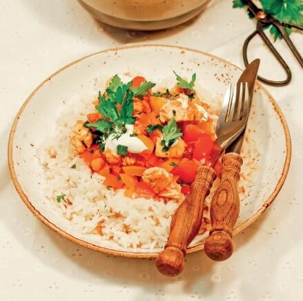 Feines Putengulasch mit Paprika und Reis