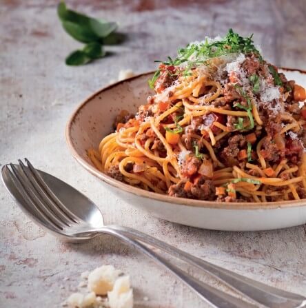 Spaghetti Bolognese mit Basilikum und Parmesan