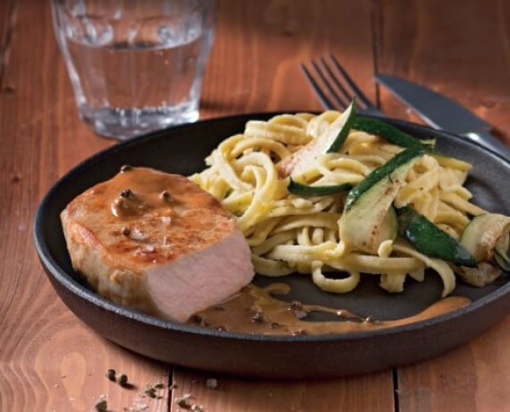 Schweinesteak in Pfeffersauce mit Zucchinispätzle