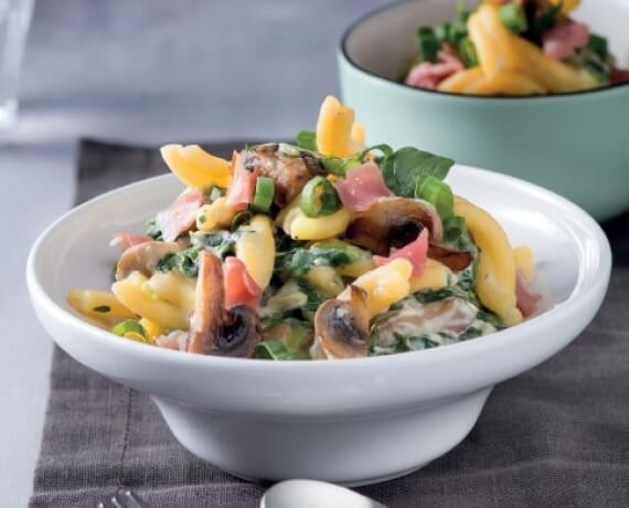 Pasta mit Schinken und cremiger Champignon-Spinat-Sauce