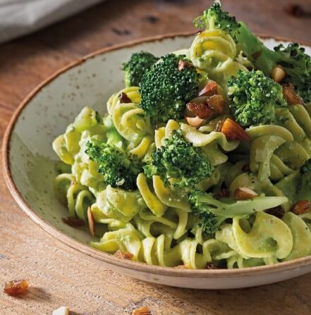 Fusilli mit zweierlei vom Brokkoli und Mandel-Rosinen-Topping