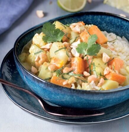 Kohlrabi-Kartoffel-Ragout mit Kokosmilch und Koriander-Cashew-Topping