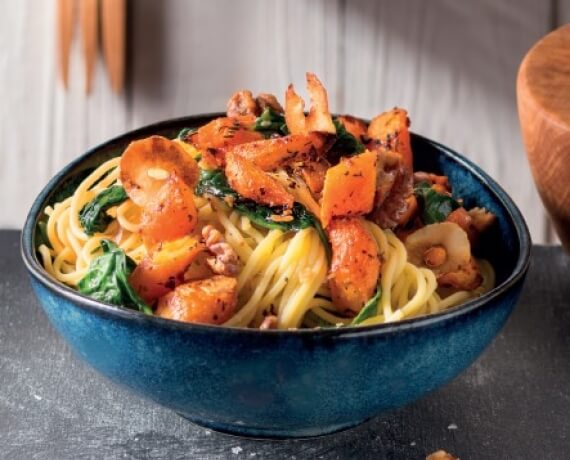 Spaghetti Aglio e Olio mit Spinat und Walnuss-Karotten-Topping