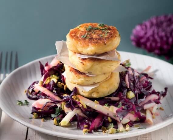 Gebratene Kartoffeltaler mit lauwarmem Rotkohl-Apfel-Salat