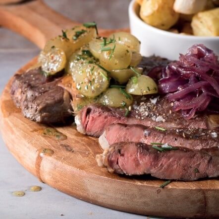 Saftiges Entrecôte mit gerösteten Pastinaken und Traubenvinaigrette