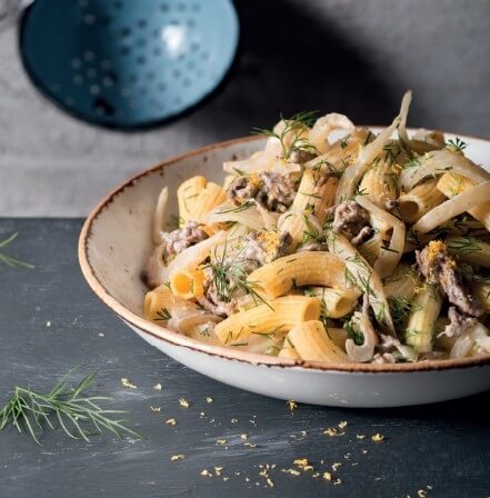 Makkaroni zu heller Fenchel-Bolognese an rahmiger Zitronen-Dillsoße