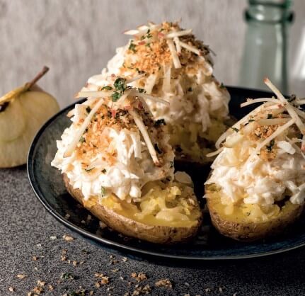 Backkartoffeln mit rahmigem Apfelsauerkraut und Petersilienbröseln