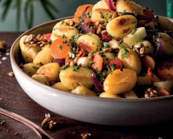 Gnocchipfanne mit gebratenem Gemüse und knusprigen Sonnenblumenkernen