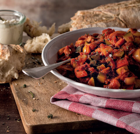 Geschmortes Ratatouille mit knusprigem Steinofenbaguette