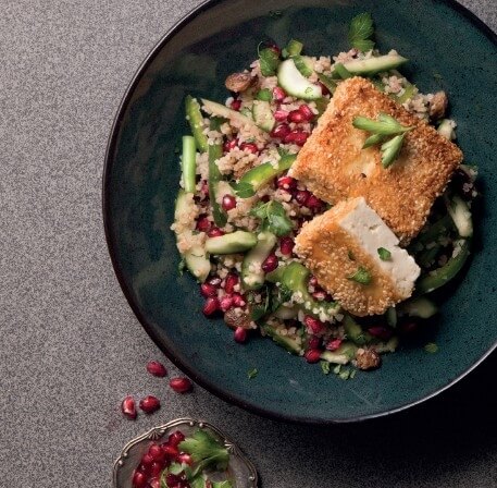 Fetakäse in Sesamkruste mit Bulgursalat und Granatapfel