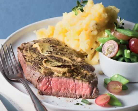 Rindersteak von der Hüfte auf Kartoffelpüree mit Weintrauben-Bohnen-Salat