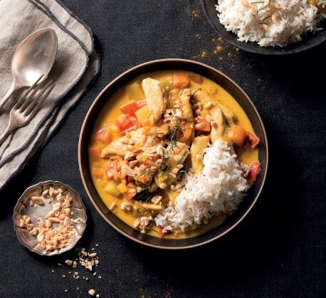 Gelbes Thaicurry mit Hähnchenbruststreifen, Basmatireis und Erdnüssen