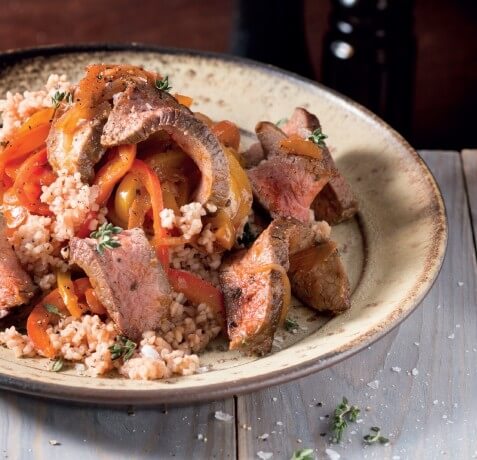 Saftige Steakstreifen mit Thymian-Paprika-Gemüse und Tomatenbulgur