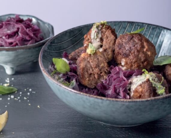 Hackbällchen in Zitronen-Basilikum-Sauce mit Rotkohl