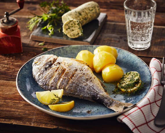 Dorade im Backofen mit Salzkartoffeln und Kräuterbutter