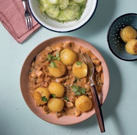 Miniklöße mit Pilzragout und Dill-Gurken-Salat