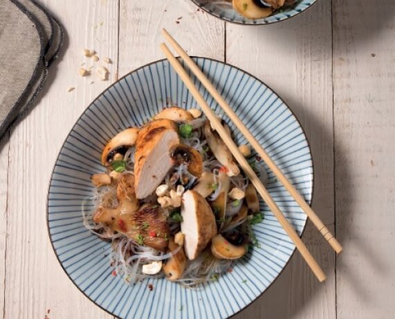 Hähnchen süß-sauer mit Glasnudeln, Pilzen und Cashewkernen